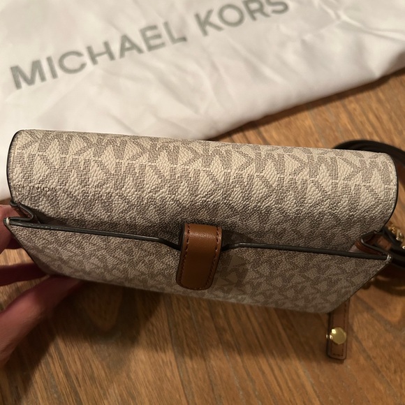 Michael Kors Monogram Cream Crossbody Bag w/phone slot - Jet Set Travel - Picture 7 of 11